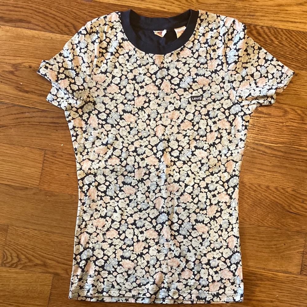 💯 % organic cotton levis tee for girls ! Small size almost brand new (no tag)